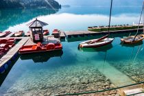 Direkt beim Cafe am See an der Nordspitze des Walchensees liegt der Bootsverleih Asenstorfer. • © alpintreff.de - Christian Schön